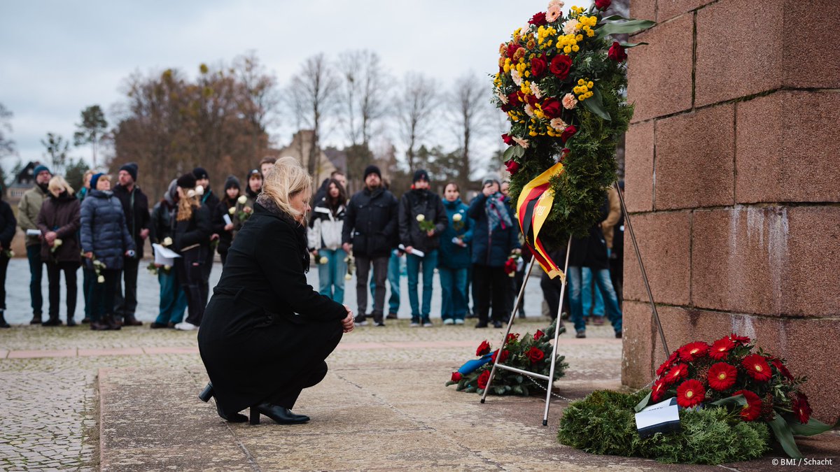 „An die Menschen zu erinnern, denen Deutsche im Nationalsozialismus unvorstellbares Leid und Unrecht angetan haben, ist heute wichtiger denn je', betont BM'in #Faeser bei einer Gedenkveranstaltung in @ravensbrueck. #WeRemember Mehr Info: bmi.bund.de/SharedDocs/kur…