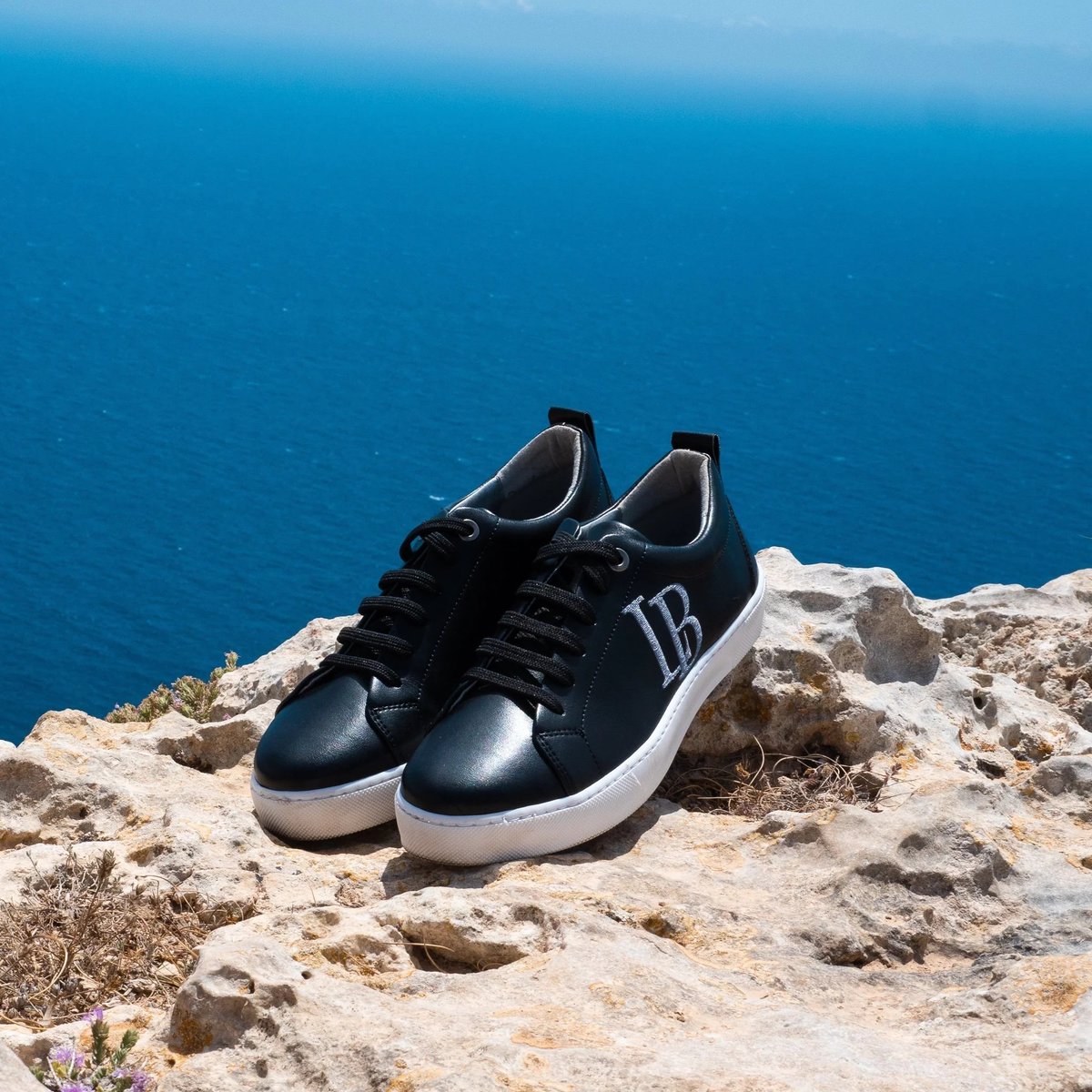 runcominvest's tweet photo. LB Black Apple Leather Sneakers for Women
$125.00 ̶$̶2̶2̶5̶.̶0̶0̶
Biodegradable Apple Skin Vegan Leather made in Italy
Plant-based Natural rubber soles with anti-slip grips
https://t.co/0g72aJepp2
#Sneakers #style #fashion #business #LaBante #London #clothes #Leather https://t.co/OOTY6jk2dy