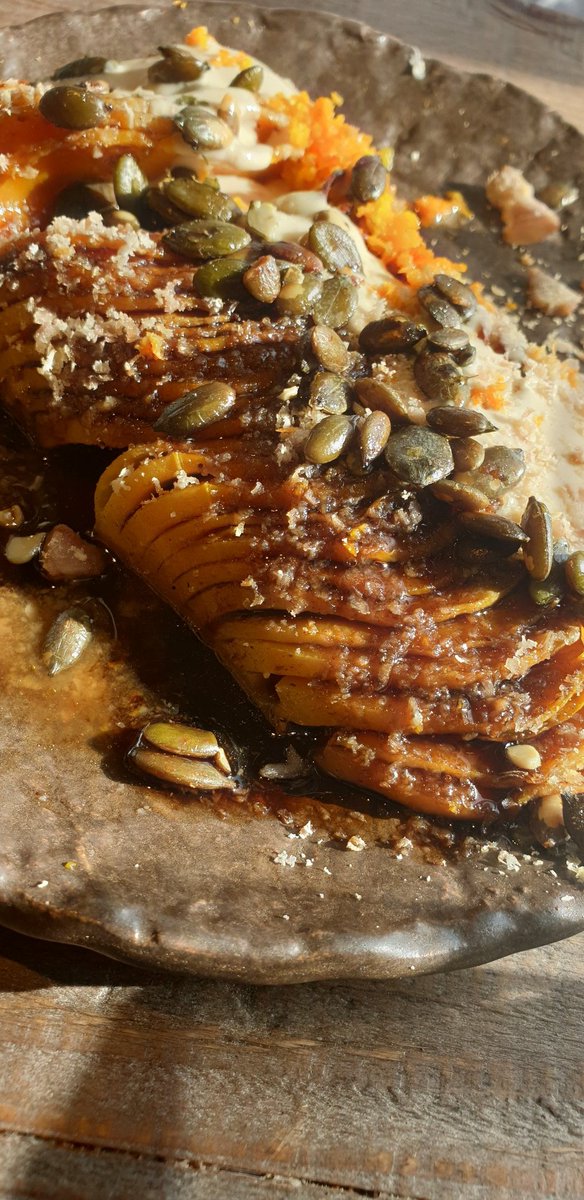 En el nuevo local de Honest Greens, #Madrid. Platos especiados, equilibrados y para todos. La calabaza asada con canela y tahini es uno de los que no puede faltar. Imágenes:
-Ternera chimichurri, shawarma de setas
-Honest salmon, morocco rice
-Honest poke, extra salmon