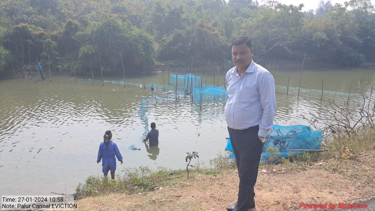 tdr_ganjam's tweet photo. Eviction of illegal gherries across the Pallur Canal (  connecting Chilika lake and Bay  of Bengal) by the Task Force Team led by Tahasildar, Ganjam. https://t.co/dEWrys66sL