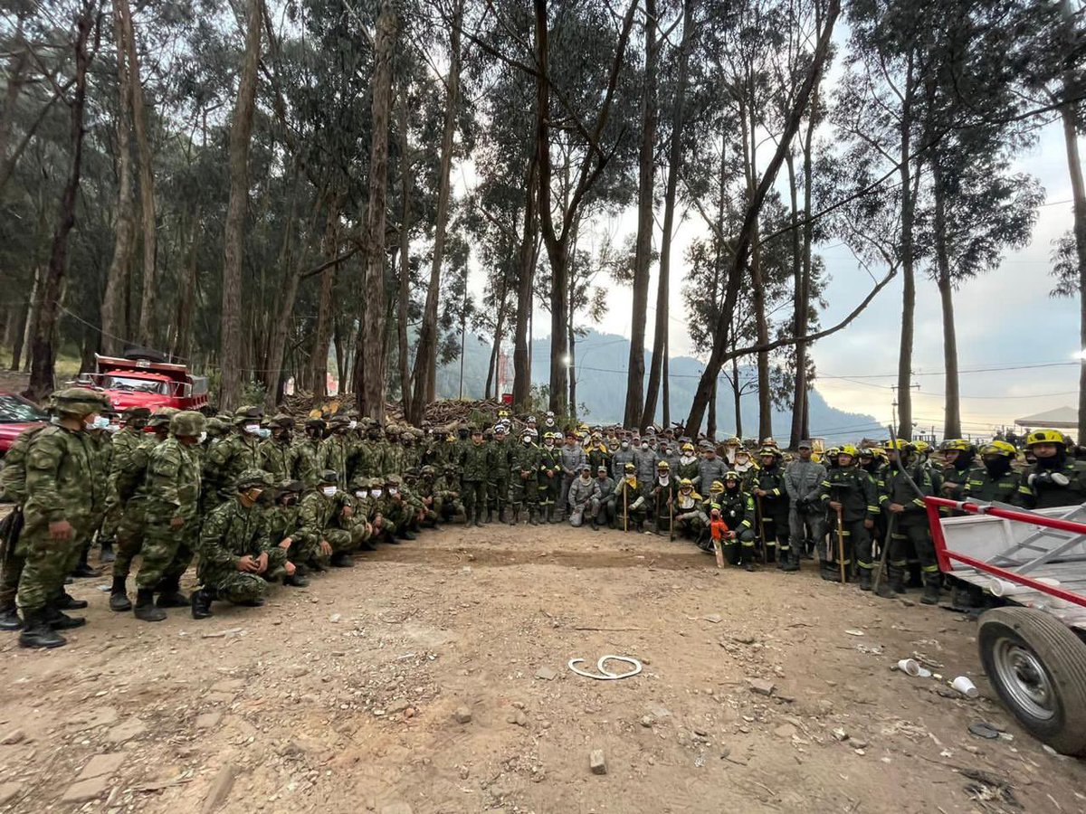 CarlosFGalan's tweet photo. Hoy a las 6:30 a.m. salió este equipo compuesto por @COL_EJERCITO, @FuerzaAereaCol, @GrupoPONALSAR de @PoliciaColombia a seguir trabajando por controlar el fuego en el cerro El Cable. A ellos y a quienes trabajaron durante la noche y terminaron turno esta mañana: INFINITAS GRACIAS!!! Son ejemplo de tenacidad, persistencia y sacrificio.