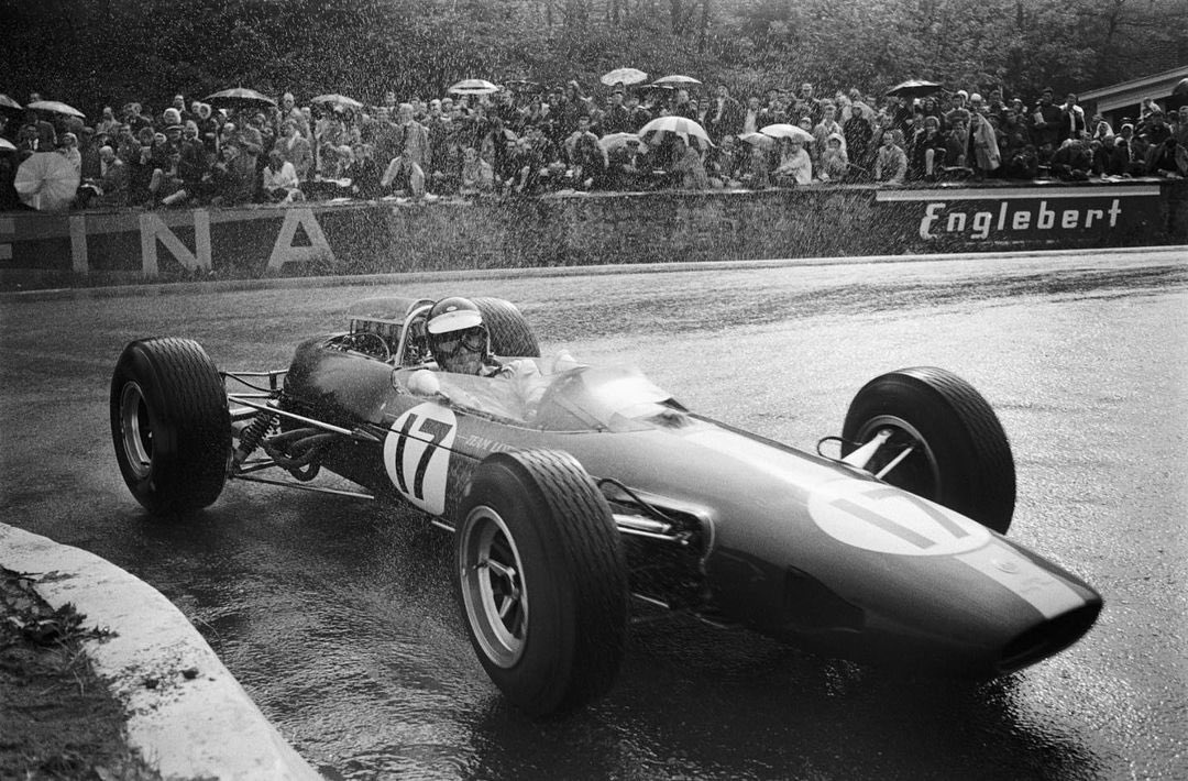 What a magnificent shot.

Jim Clark, in the rain, driving the Lotus 33 at the 1965 Belgian Grand Prix.

#f1 #formula1 #jimclark