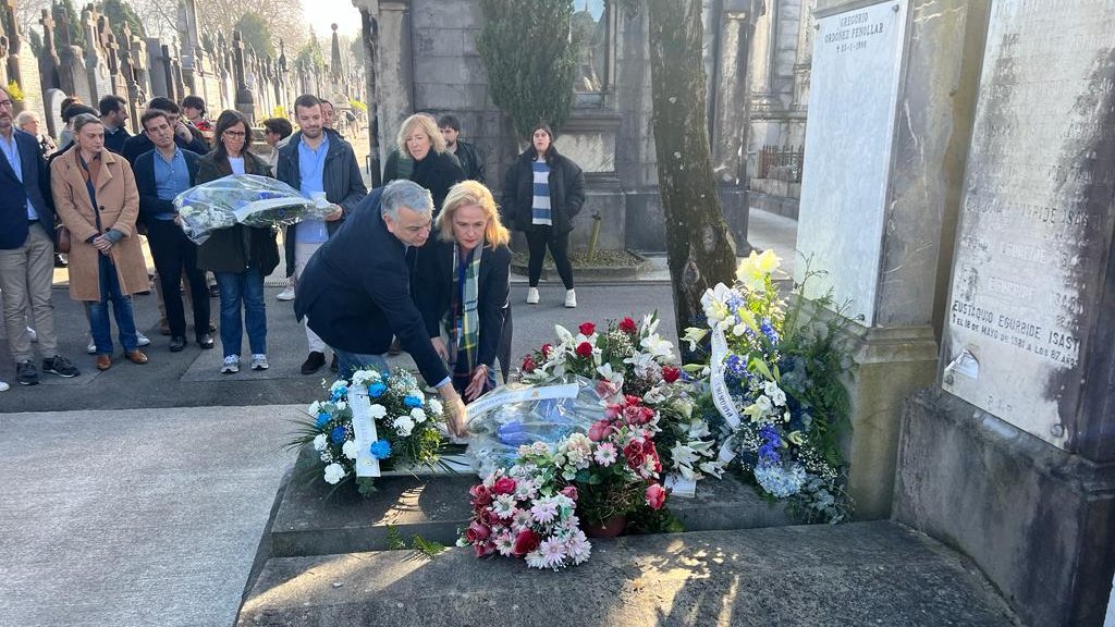 🔵 La familia de <a href="/PPVasco/">Partido Popular Vasco</a> con su presidente <a href="/JavierDeAndres_/">Javier De Andrés</a> y secretaria general <a href="/Esthermpp/">Esther Martinez</a> al frente hemos acompañado a Ana Iríbar a la ofrenda floral en memoria de Gregorio Ordóñez asesinado por ETA hace ahora 29 años. 

Mantenemos vivo su recuerdo y su legado.