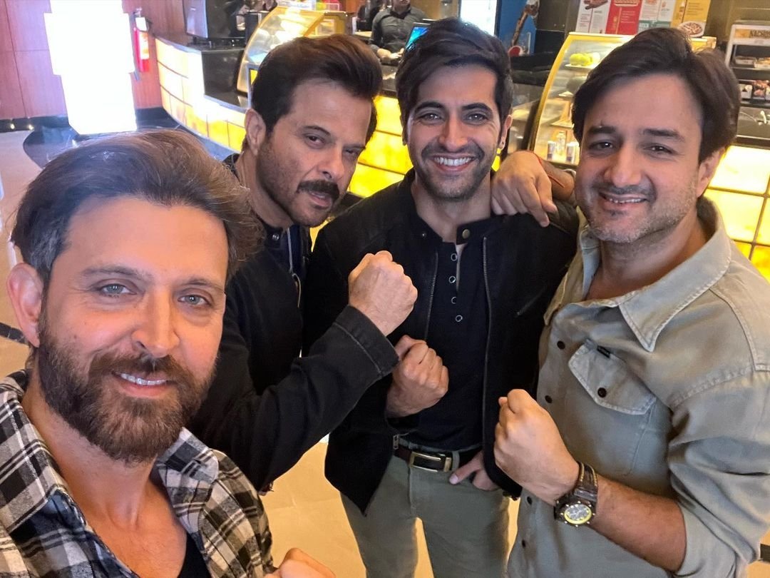 #FightersDayOut: #Fighters @iHrithik, @iamksgofficial, @akshay0beroi and @AnilKapoor hang out together at the movies 🍿 🎥 ✈️

#Fighter #FighterMovie #HrithikRoshan #Pilots #IAF #AnilKapoor #KaranSinghGrover #ACutAbove #AtTheMovies