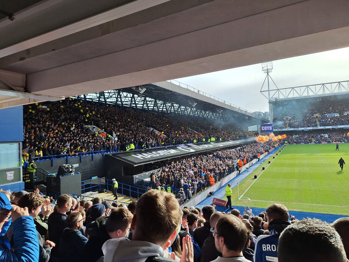 4,500 Maidstone fans have just watched their side win 2-1 away at Ipswich, whilst having 22% possession and only 2 shots all game… The magic of the cup. 👏😍