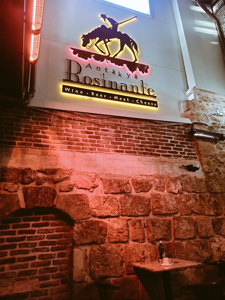 siyahkartus's tweet photo. Bir eski Antakya evinin duruyor olması benim açımdan gerçekten büyüleyici. Mekanın içine geçtiğimde sanki eski Antakya'ya hiçbir şey olmamış hissi veriyor. Emeğinize sağlık. @dogus_gencc https://t.co/bzoBu473oi