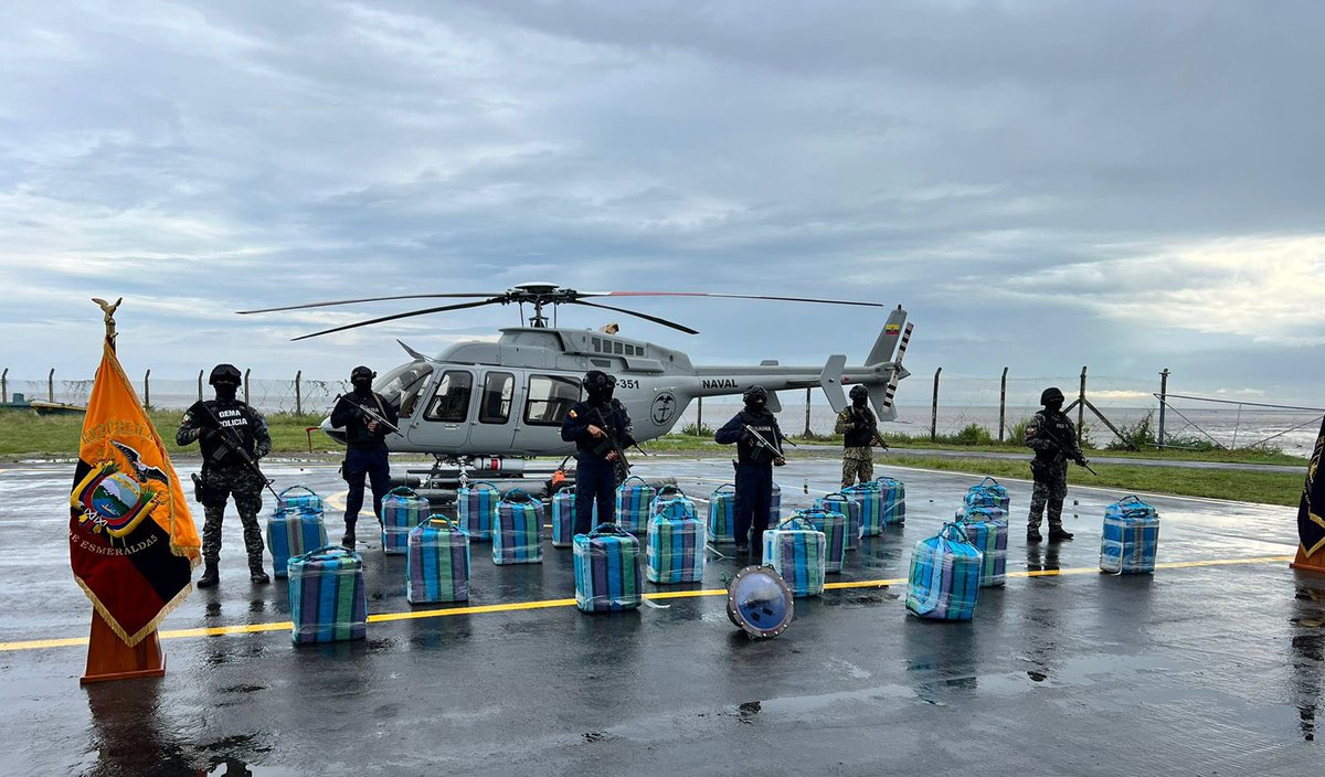 PoliciaEcuador's tweet photo. #Actualización

Operación antidrogas en #Esmeraldas, permitió la incautación de cerca de 1 TONELADA DE DROGA, durante esta intervención fueron aprehendidos 3 ciudadanos que transportaban la sustancia en una embarcación con destino a #Centroamérica.

📍Operación ejecutada por el #BloqueDeSeguridad conformado por #PolicíaEcuador y #FFAA.

#CompromisoInquebrantable