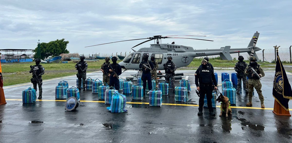 PoliciaEcuador's tweet photo. #Actualización

Operación antidrogas en #Esmeraldas, permitió la incautación de cerca de 1 TONELADA DE DROGA, durante esta intervención fueron aprehendidos 3 ciudadanos que transportaban la sustancia en una embarcación con destino a #Centroamérica.

📍Operación ejecutada por el #BloqueDeSeguridad conformado por #PolicíaEcuador y #FFAA.

#CompromisoInquebrantable