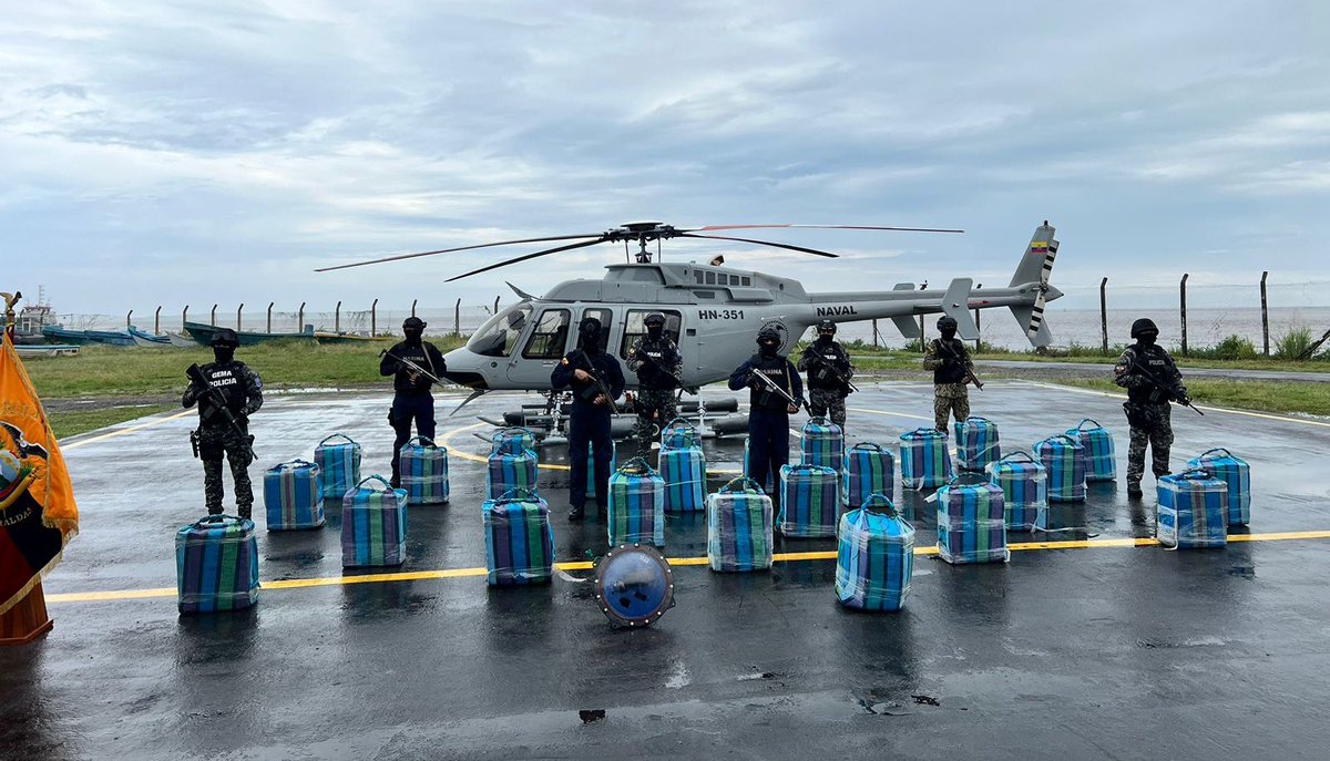 PoliciaEcuador's tweet photo. #Actualización

Operación antidrogas en #Esmeraldas, permitió la incautación de cerca de 1 TONELADA DE DROGA, durante esta intervención fueron aprehendidos 3 ciudadanos que transportaban la sustancia en una embarcación con destino a #Centroamérica.

📍Operación ejecutada por el #BloqueDeSeguridad conformado por #PolicíaEcuador y #FFAA.

#CompromisoInquebrantable