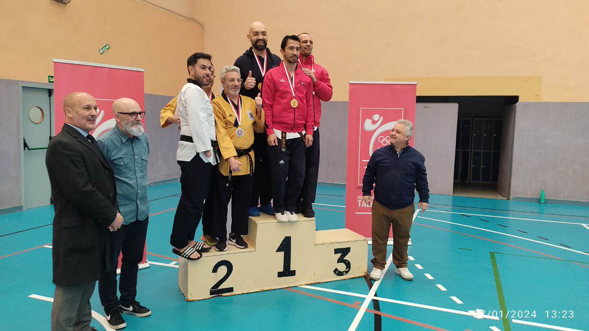 MasCoslada__'s tweet photo. ¡Esta mañana en #Coslada, se llevó a cabo con éxito el Campeonato Madrileño de Poomsae! El concejal @PozoArteaga junto con nuestro portavoz @Fern__Romero estuvieron presentes para apoyar y entregar medallas a los destacados participantes. 🥋🏅 https://t.co/3HIpHhnHAt