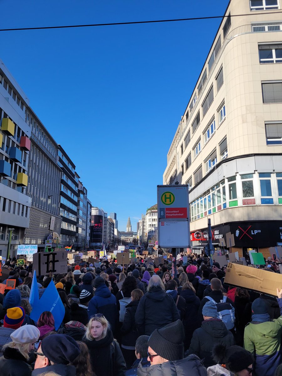 therealaleeeex's tweet photo. So geil Düsseldorf ❤️ #d2701 https://t.co/UFKG7LOcOZ
