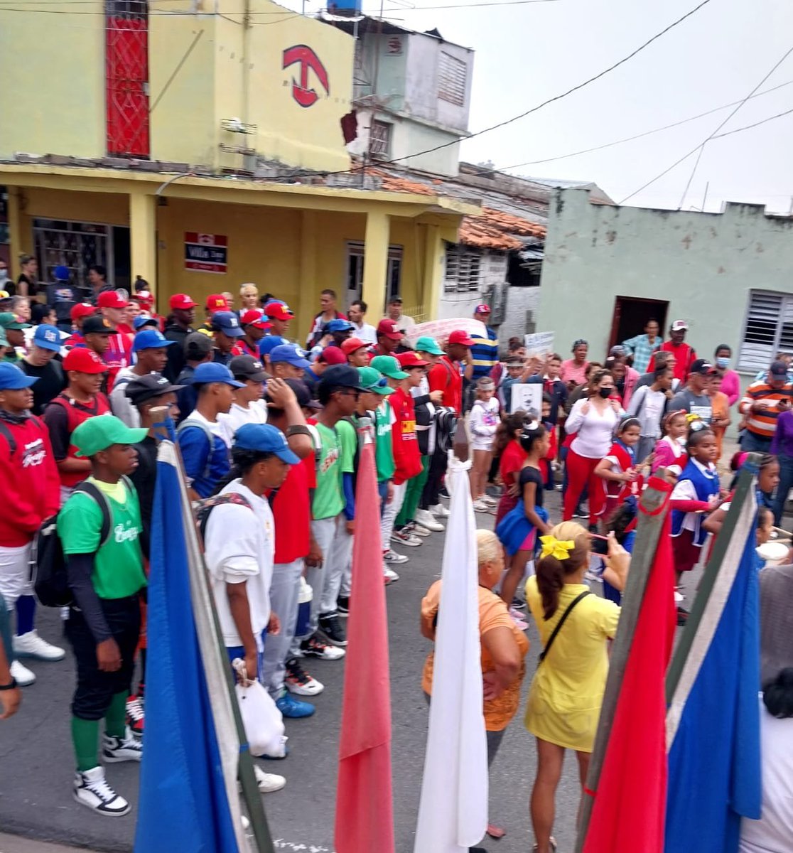 Patriotas cubanos miembros de la Asociación Cultural 'José Martí', de Estados Unidos, participan en desfile pioneril martiano en Pinar del Río. #Cuba #CDRCuba #MartiVive #GenteQueSuma