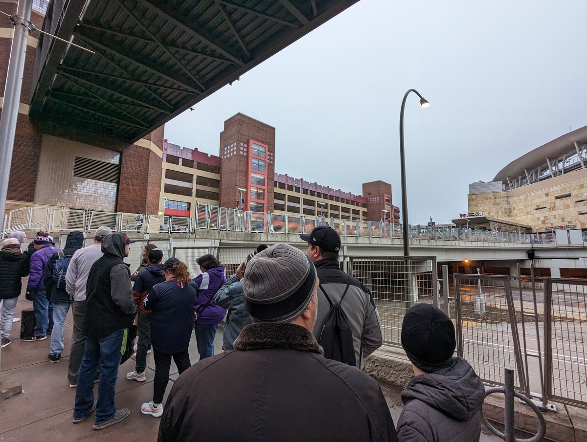 martyb11's tweet photo. Lots of people are excited for #TwinsFest 1/2 hour until the gate opens! https://t.co/Fyb7kvqKHA