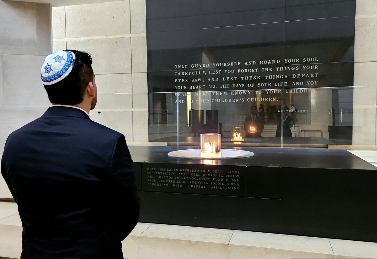 Recuerdo en este Día Internacional de Conmemoración en Memoria de las Víctimas del Holocausto a los más de 6 millones de judíos que fueron exterminados por el odio y el extremismo.

Como #cubano enciendo mi vela como honra de mi pueblo y digo también #ProhibidoOlvidar.
🇨🇺🇮🇱🇨🇺🇮🇱