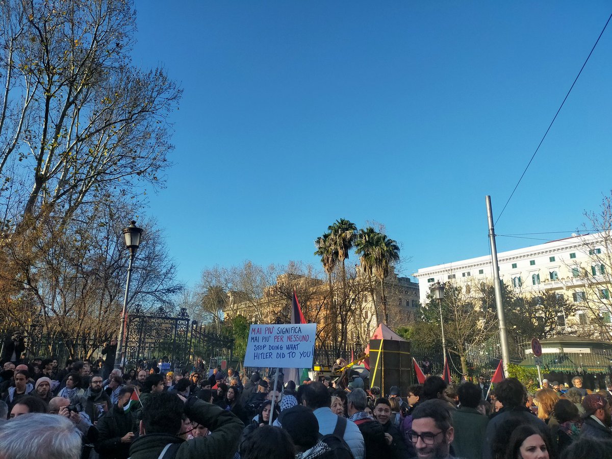 bpm_roma's tweet photo. A Roma contro il divieto di manifestare sventolano le bandiere della Palestina #FreePalestine #FreeGaza https://t.co/BE18nBOlRV