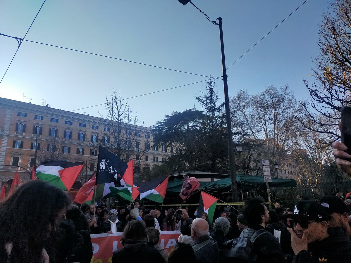 A Roma contro il divieto di manifestare sventolano le bandiere della Palestina #FreePalestine #FreeGaza