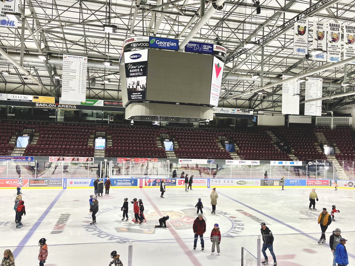 SCDSB_Schools's tweet photo. SCDSB staff and their families had a blast today at our #HealthandWellness family skate day! ❄️🤍 Even Charlie and Carly horse came by for a visit! 

#SCDSBfamilyskate #WellBeing #SadlonArena https://t.co/M6mcoiaJ7d