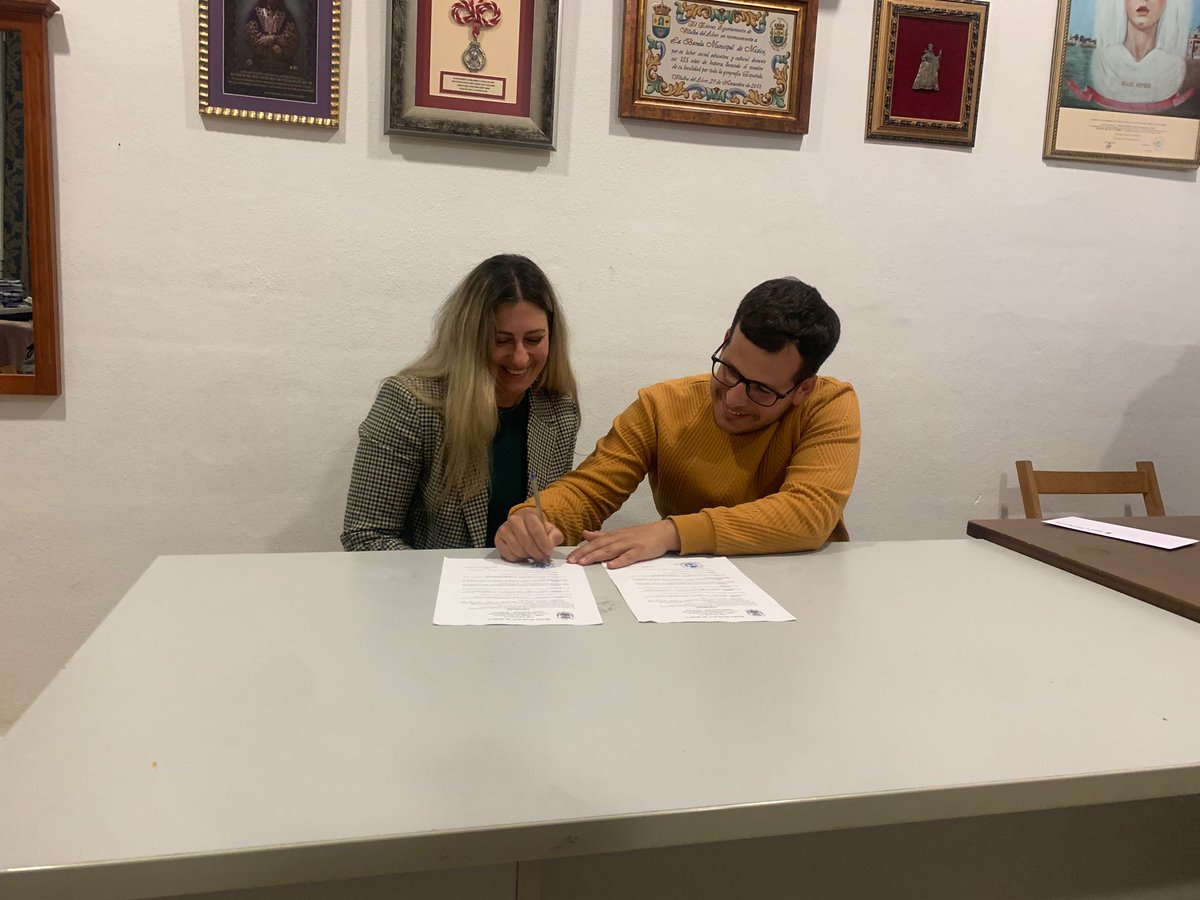 hdnazarenogibra's tweet photo. En la tarde de ayer, miembros de la junta de gobierno se desplazaron hasta Villalba del Alcor para firmar el contrato con la @Banda_Villalba para acompañar a Ntra. Sra. de los Dolores el próximo Miércoles Santo. https://t.co/J8LTHR3nsB