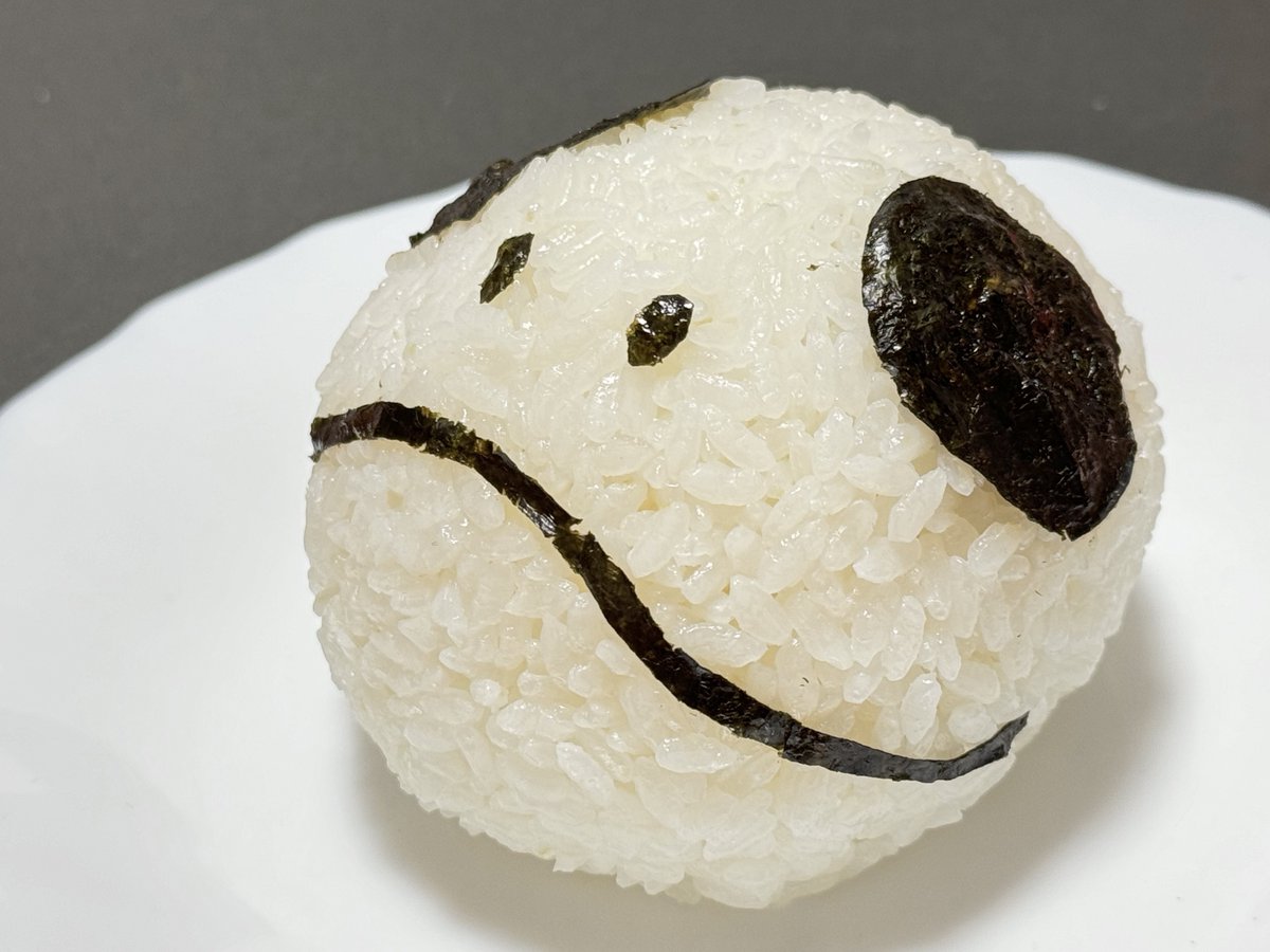 深夜ですが、お腹が空いたので作りました。 ハロのおにぎり。 まんまる