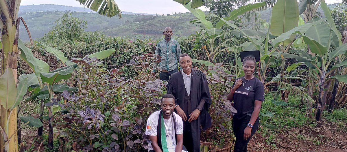 Always farmers are farmers, Agribusiness specialists graduates always love agriculture bc it is the backbone of the world. Together with @CorpsAfricaRda we can achieve more. Twitangire u Rwanda tutiganda @Emmywacu1