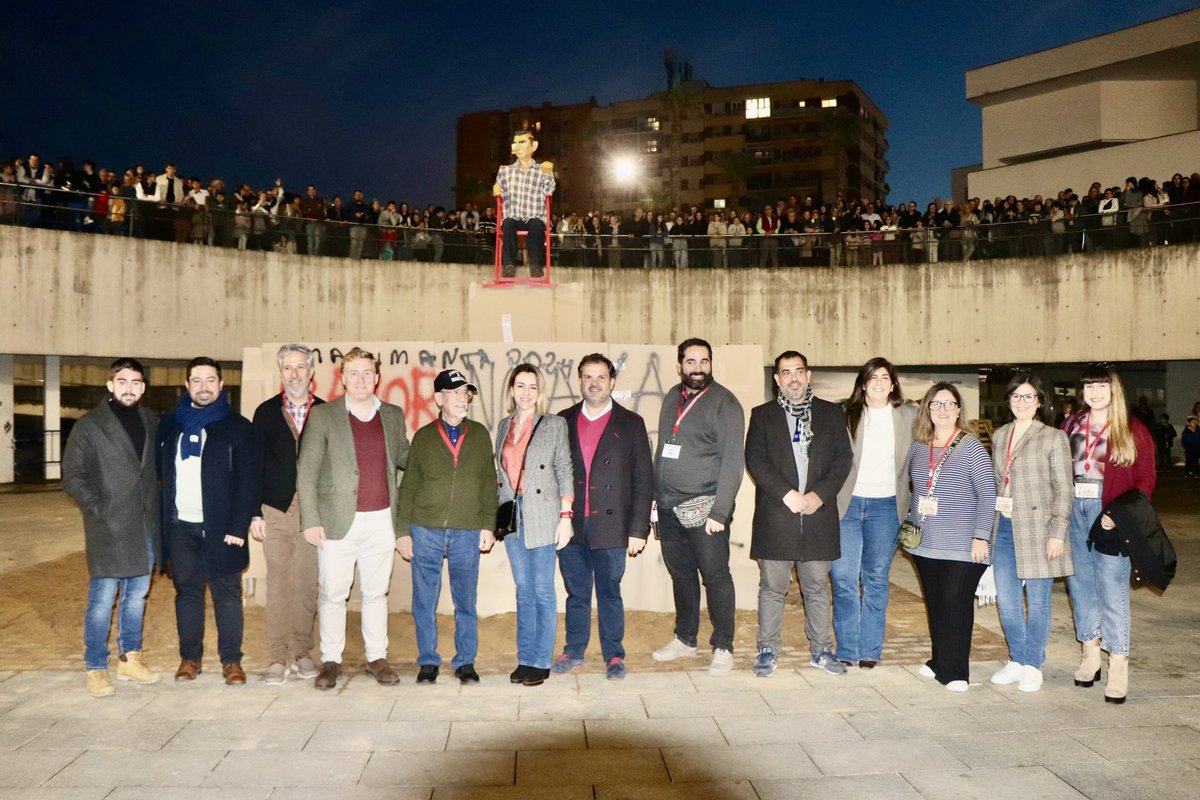 aytodebadajoz's tweet photo. 🔥Arde el #Marimanta en la XXXV Fiesta de las Candelas 2024 de #SantaMarina tras el desfile de comparsas y la tradicional Muestra de Percusión.
🎭 ¡Ya está cerca el #CarnavaldeBadajoz! https://t.co/mELP7QkKA7
