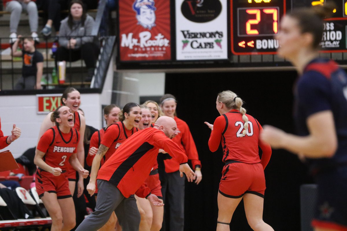 YSUWomensHoops's tweet photo. First-half mood today in Beeghly!

#GoGuins🐧 https://t.co/BSfYgZvH0x