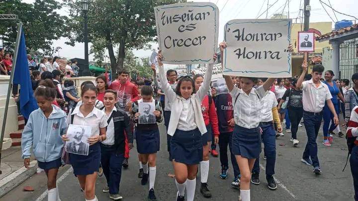 #MartíVive en el imaginario de estos niños 
Desfile Martiano #PinardelRío 
📷 <a href="/gobpinar/">Gobierno Pinar del Río 🇨🇺</a>