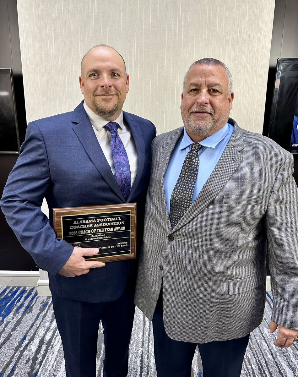 It was an honor to get to present Coach Scott Glenn with his @ALFCA_ 6A Asst. Coach of the Year award sponsored by @schuttsports Great coach and even better man. Thanks for all you do1