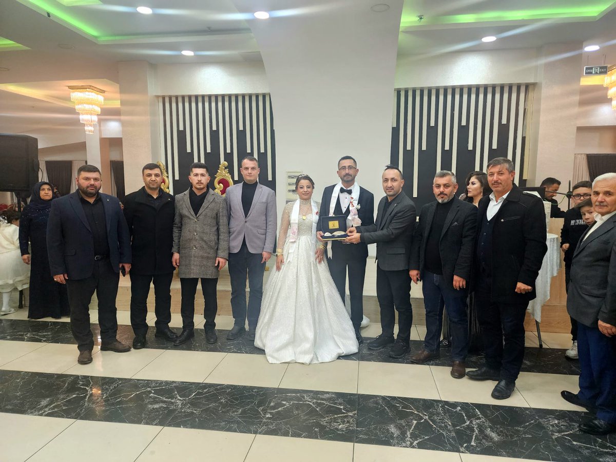 İlçe Başkanımız Tevfik YILMAZ İlçe Yöneticilerimiz ve Meclis Üyemiz ile birlikte YILDIZ ve COŞ ailelerinin düğün cemiyetine katılım sağladık. 
Kardeşlerimize bir ömür mutluluklar dileriz.