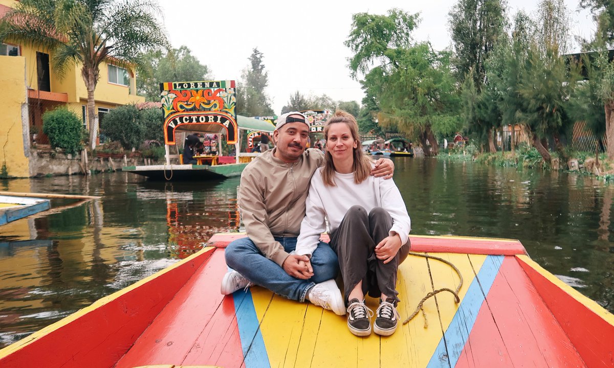 Tipps für Mexico City: Heute Xochimilco! In bunten Trajineras geht es auf eine gemütliche Bootstour durch das alte Kanalsystem und die schwimmende Gärten der Azteken. Jede Trajinera ist individuell gestaltet und trägt ihren eigenen Namen. Mehr Tipps auf bendjaontour.de/tipps-mexico-c…