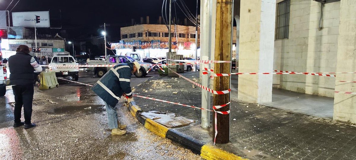 عاجل\ تعاملت كوادر فرق الطوارئ في بلدية اربد الكبرى مساء اليوم السبت مع سقوط عدد من الأحجار من واجهة أحد المباني بشارع الهاشمي.
وقامت البلدية بإغلاق الموقع احترازياً لحين اتخاذ الإجراءات اللازمة من قبل لجنة السلامة العامة في المحافظة.