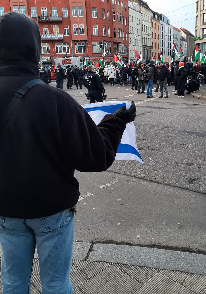 #b2701 'Wir sind hier, wir sind laut, weil Israel die Kinder klaut,“ so eine der Parolen bei der angeblich 'pro-palästinensischen' Demo am #HolocaustMemorialDay. Das ist ein offensichtlicher Bezug auf ein klassisches antisemitisches Ressentiment.

#GegenJedenAntisemitismus