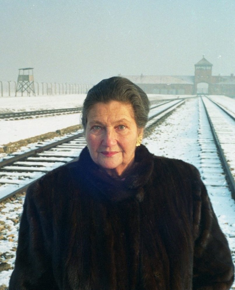 Il y a 20 ans jour pour jour, le 27 janvier 2004, Simone Veil prenait la parole devant le Bundestag et partageait une indignation qui garde malheureusement toute son actualité :

"Quand on retourne la Mémoire de 
la Shoah contre les Juifs, en osant des comparaisons indécentes
