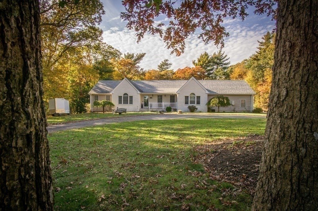 BuyBankREO's tweet photo. Executive Ranch in #DartmouthMA - Value Range Pricing: Seller will entertain offers between $879,900 to $925,000 ~ See Agent for Details. (508) 297-8287 *Broker-Owned #homeforsale #hometheatre #indoorpool #singlelevelhomes #luxuryrealestate https://t.co/iEZlpYFwMZ https://t.co/IG5TCGGnof