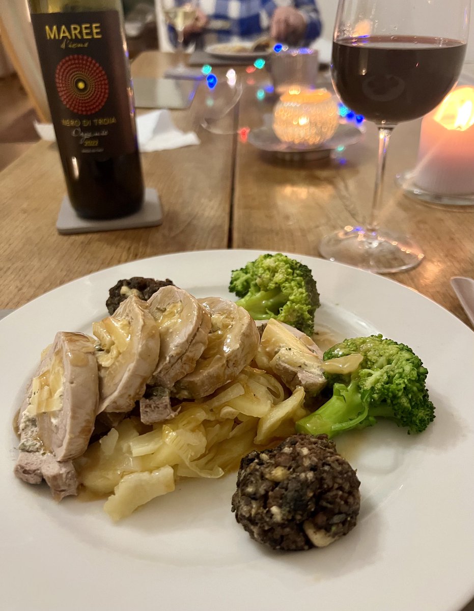 MarrisRobert's tweet photo. Pork fillet with a filling of Boursin cheese, apple and sage with Boulangere potatoes and Clonakilty black pudding stuffing balls. Wine - a glass of Maree Nero Di Troia #lamiacucina #porkfillet #freerange #Boursincheese #clonakilty #MareeNeroDiTroi #blackpudding #homecook https://t.co/bDS81vODMX