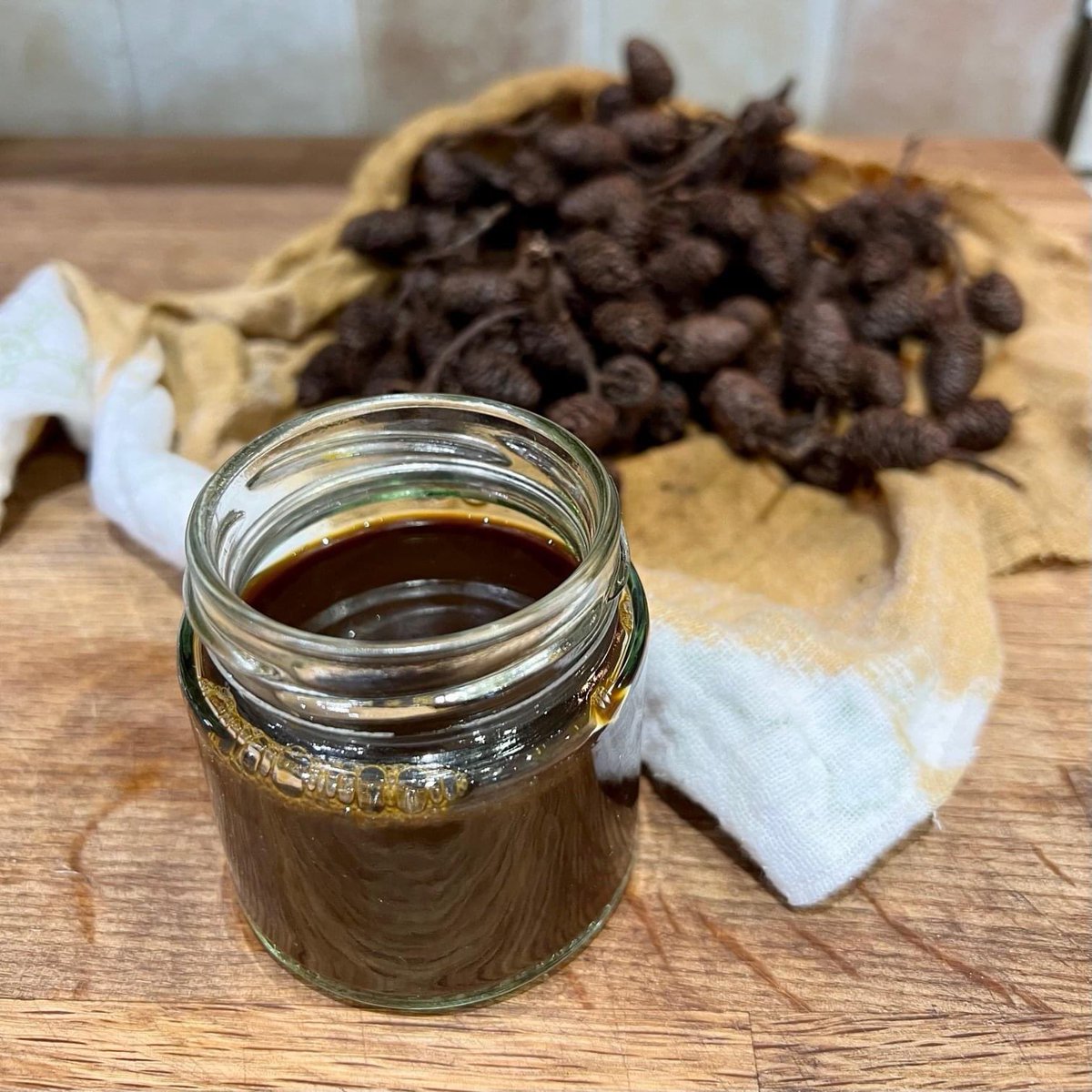 MudandBloom's tweet photo. Make ink from alder cones ๐ณ
Alder cones produce a lovely warm caramel colour which is great to use as ink.
Read our blog post on how we made it here: https://t.co/iXerHRREwQ
#aldercones #outdoorlearning #naturaldyes #exploringnaturewithchildren https://t.co/cfW2uIb4p1