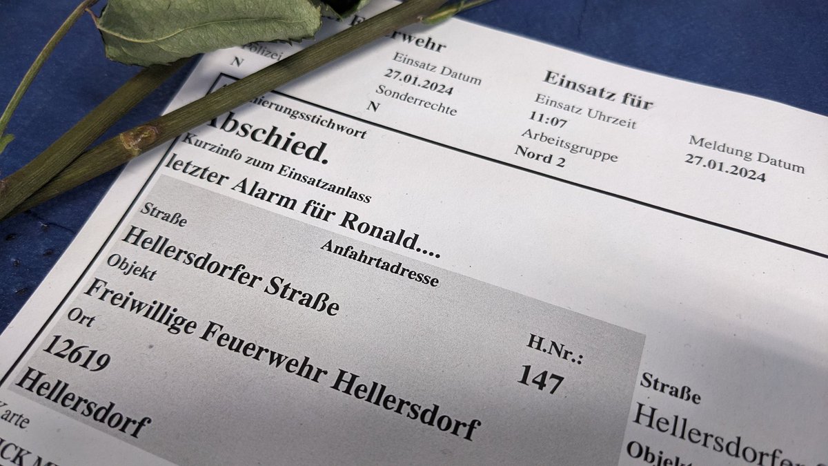 Ein Leben für #FreiwilligeFeuerwehr, für die Menschen in #Hellersdorf, für Kameradinnen + Kameraden #FF6230 und weit darüber hinaus: Ehrenvoller Abschied von Ronald Isensee in großer #Gemeinschaft. Danke für alles, Meiner! #FF6230 <a href="/Berliner_Fw/">Berliner Feuerwehr</a> @DJF112 <a href="/LfvBerlin/">Vorstand</a> <a href="/Feuerwehr_Eutin/">Feuerwehr Eutin</a>