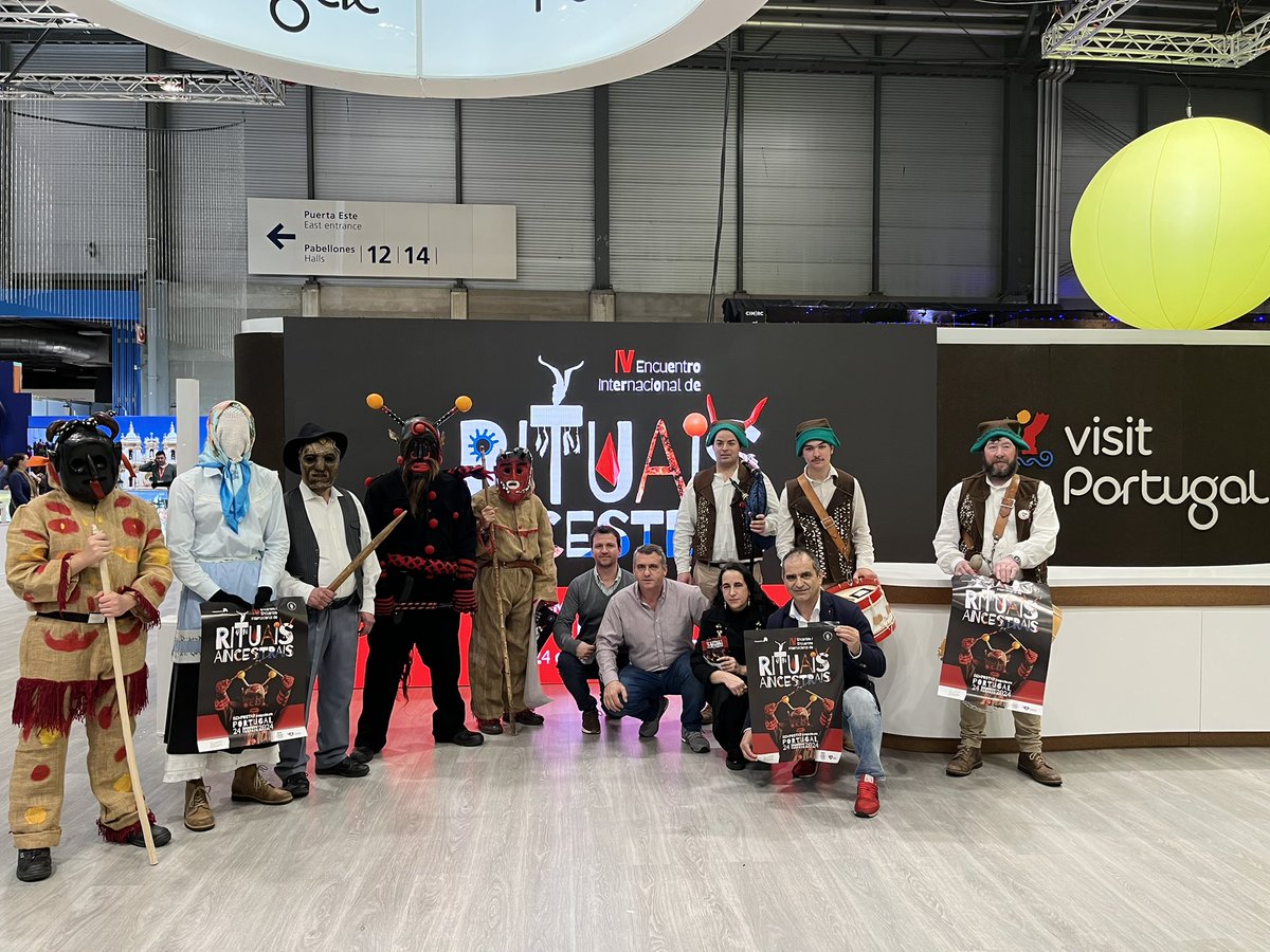 AECTDueroDouro's tweet photo. 👅🇵🇹 Apresentámos na #Fitur2024 o IV Encontro de Rituais Ancestrais 🎭  nl stand do Turismo de Portugal.

Dia 24 de Fevereiro esperamos por si em #Bemposta (#Portugal) para disfruta do maior evento de tradições de inverno  👏🏻 https://t.co/4Z6R0cpZYN