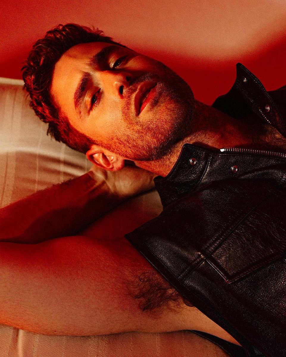oliver jackson-cohen, please give me a headlock i need stick my nose deep in those hairy pits and take a big sniff of your sweaty armpits until my nostrils hair burn i would chew on those armpit hair like a cow on a field grazing on dewy grass