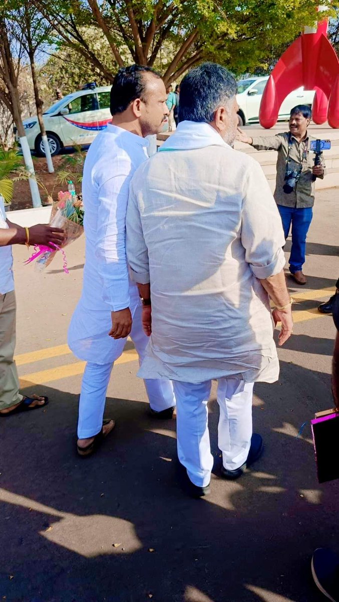 Basananagouda's tweet photo. ಇಂದು ಕೊಪ್ಪಳದ ಶ್ರೀ ಗವಿಸಿದ್ದೇಶ್ವರ ಜಾತ್ರಾ ಮಹೋತ್ಸವಕ್ಕೆ ಆಗಮಿಸಿದ ರಾಜ್ಯದ ಉಪಮುಖ್ಯಮಂತ್ರಿಗಳು ಹಾಗೂ ಕೆಪಿಸಿಸಿ ಅಧ್ಯಕ್ಷರಾದ ಸನ್ಮಾನ್ಯ ಶ್ರೀ DK Shivakumar @DKShivakumar ಅವರನ್ನು ಸಿಂಧನೂರು ಕ್ಷೇತ್ರದ ಜನಪ್ರಿಯ ನಾಯಕರು ಕೆಪಿಸಿಸಿ ಪ್ರಧಾನ ಕಾರ್ಯದರ್ಶಿಗಳಾದ ಶ್ರೀ Basanagouda Badarli ಅವರು ಸ್ವಾಗತಿಸಿದರು.
#BB24 https://t.co/OwRuOj4aiH