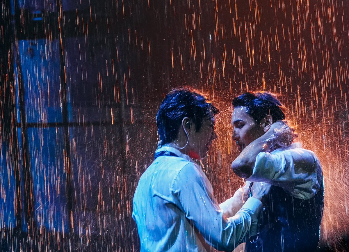 Cynthia_MP1515's tweet photo. — The Hidden Message 📨 on #TheLastKinnPorsche Stage | 25022023

Two souls in sync and feeling each other's hearts in the rain 😭😭😭

©️: 须Y尽Y欢
#MilePhakphum x #Nnattawin 
#TheEndofKinnPorsche https://t.co/TjePNlQwl6