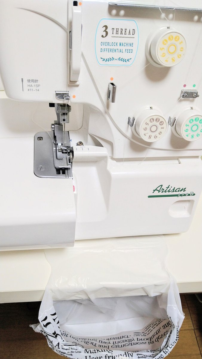 PandaKoubou_'s tweet photo. ホームセンターや、100円ショップなどで買える、この貼り付けて使うゴミ袋が手放せない。
ロックミシンで出るゴミが自動的にゴミ袋に入ってくれるので片付けがとても楽🤭
糸を切ったり生地を裁断したりで出るゴミにも便利✨

#ハンドメイド #ロックミシン #ドールディーラー #ハンドメイド整理収納部 https://t.co/fz7bYdGVpk
