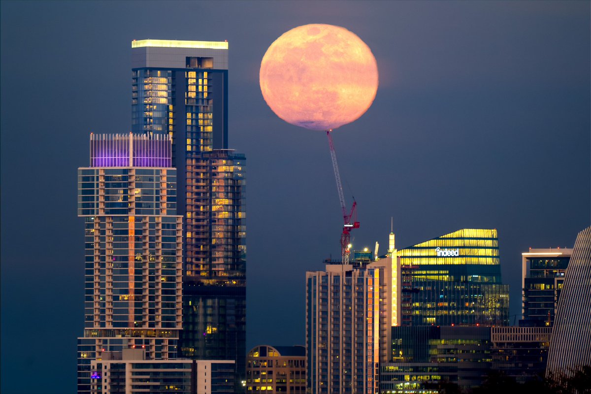 kuxkix's tweet photo. Austin Downtown crane holding the full moon https://t.co/35xnqU9IFZ