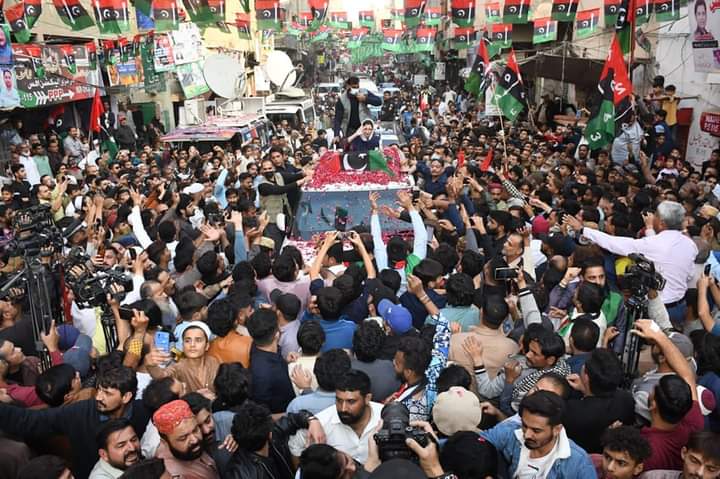 AkbarGilgiti5's tweet photo. کراچی: بی بی آصفہ بھٹو زرداری کی کیماڑی میں انتخابی ریلی، مسان چوک پر ریلی کا اہل علاقہ کی جانب سے والہانہ استقبال، فضاء میں جئے بھٹو اور وزیر اعظم بلاول کے نعروں کی گونج

#چنو_نئی_سوچ_کو
@BBhuttoZardari @AseefaBZ https://t.co/pli4xRng41