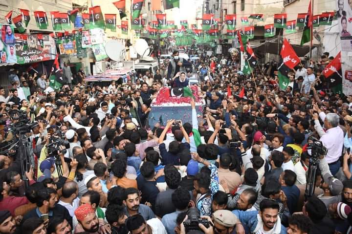 AkbarGilgiti5's tweet photo. کراچی: بی بی آصفہ بھٹو زرداری کی کیماڑی میں انتخابی ریلی، مسان چوک پر ریلی کا اہل علاقہ کی جانب سے والہانہ استقبال، فضاء میں جئے بھٹو اور وزیر اعظم بلاول کے نعروں کی گونج

#چنو_نئی_سوچ_کو
@BBhuttoZardari @AseefaBZ https://t.co/pli4xRng41