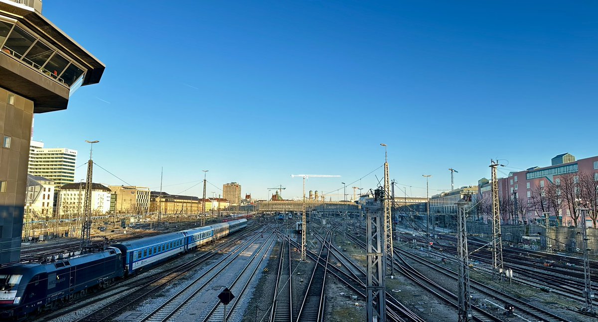 JuergenMistol's tweet photo. Bahnzeit in #München Hauptbahnhof. #notfahrplan #zugfahrenmachtglücklich #bahnzeit https://t.co/Jg9wAVrFt3