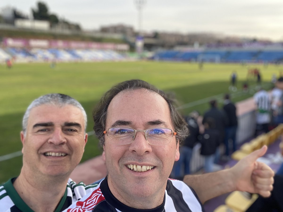 Analisis_RFEF1's tweet photo. Ya estamos en Guadalajara!! 
Buena acogida de la afición @deporguada ¡Gracias!

Juntos! Afición y jugadores!
Hoy sí! ✌🏻💪🏻

#ForzaBada @CDBadajoz https://t.co/pD2uuSQmqZ
