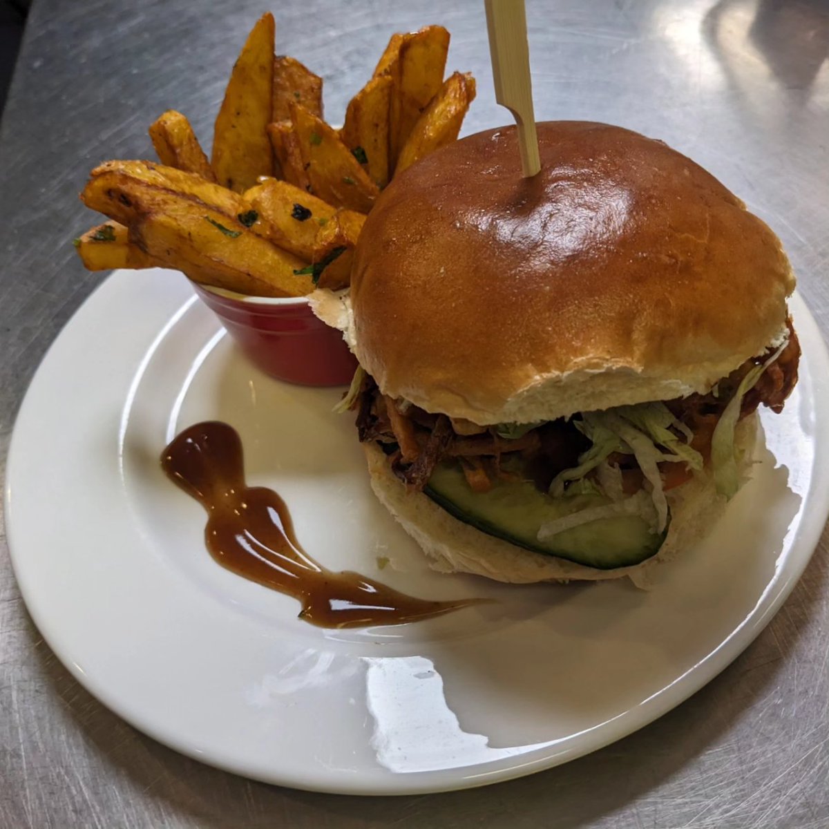 It's the weekend! Come to @richmixlondon and chill with a snack, Pakora (Potato & Onion GF / Vegan/ Vegetarian) with Tamarind sauce. Want something more? Have a Pakora slider with salad or without the bun. You can pre order your food at the #CinemaBar.