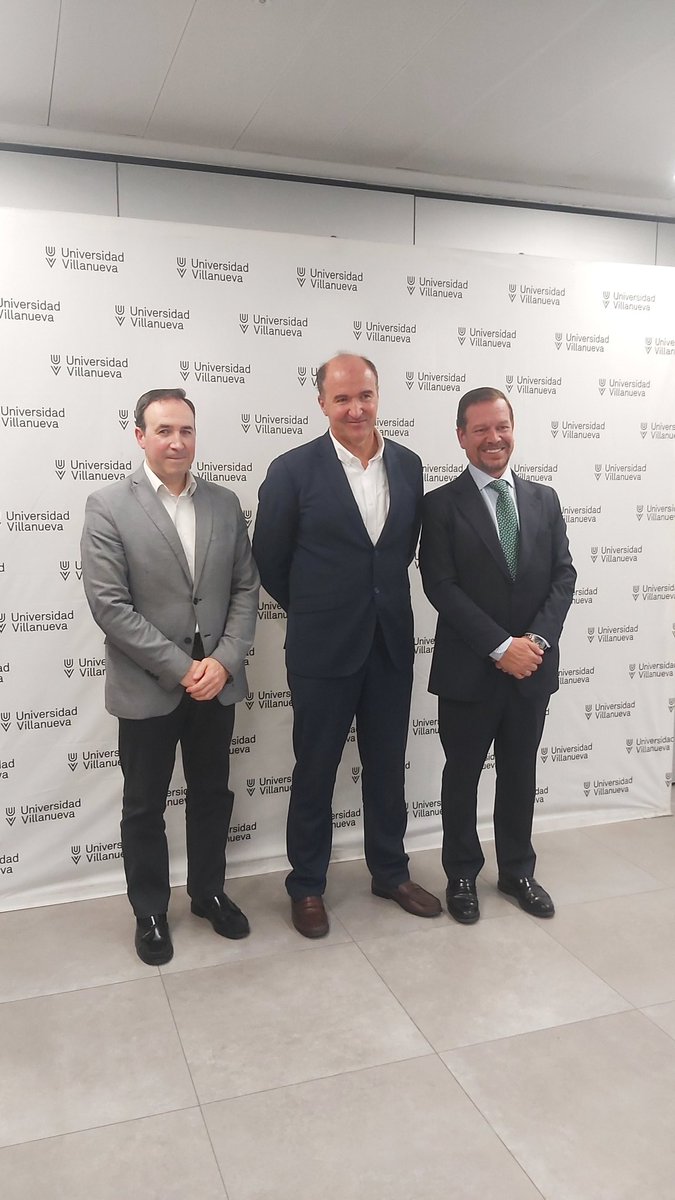 Reddefamilia's tweet photo. "La Familia y la Empresa", el marco que dio contenido a la sesión celebrada en @Univ_Villanueva, fue inaugurada por D. José María Ortiz, Vicerrector de Desarrollo, y contamos con la presencia de Pablo Gómez Tavira,  Viceconsejero de Natalidad y Asuntos Sociales @ComunidadMadrid https://t.co/B1ZmBTfLv2