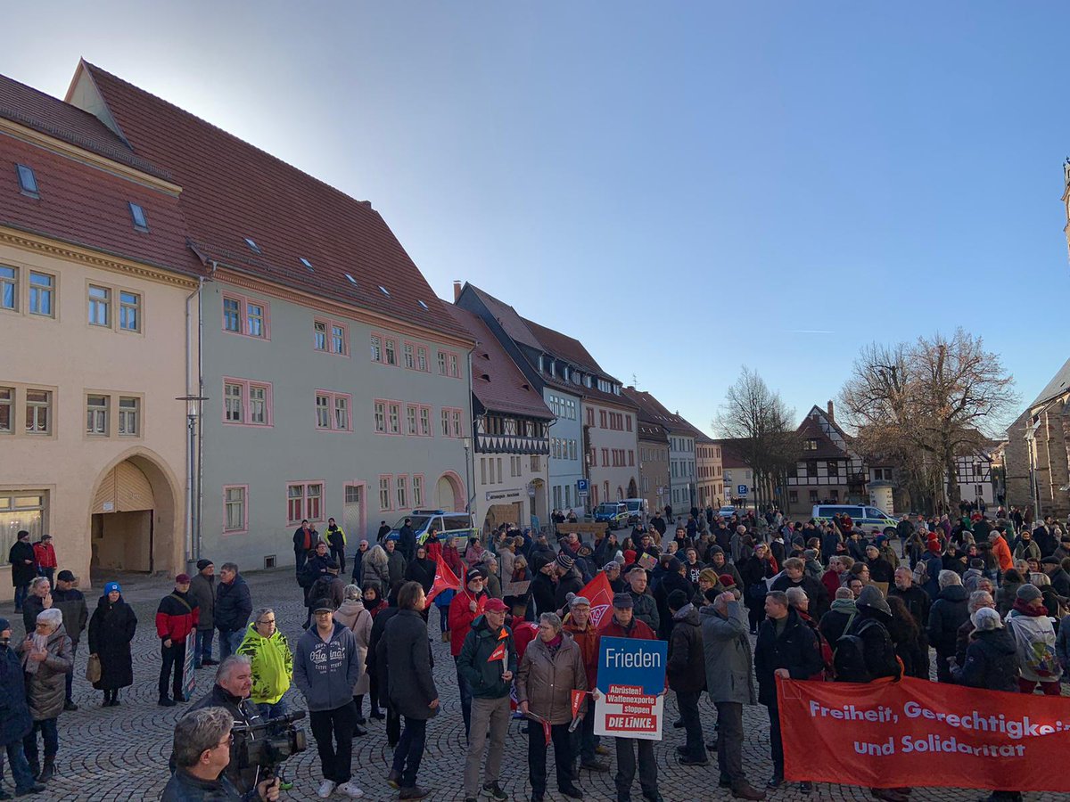 SGH_bb's tweet photo. Wir sind alle total beeindruckt von Euch allen die Gesicht gezeigt haben ❤️
Mindestens 420 Menschen für Demokratie, Solidarität und Vielfalt, statt Hass und Hetze!

#GemeinsamGegenRechts @LSudharz  in @sangerhausen https://t.co/48QggE3lou